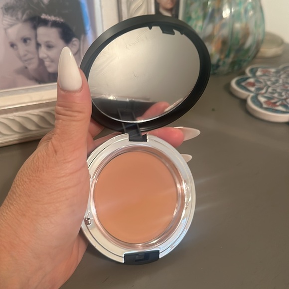 Younique foundation. - Picture 5 of 6